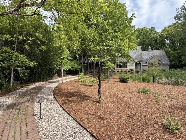 1520 W Manor LANE, River Hills, WI 53217
