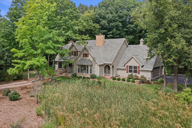 1520 W Manor LANE, River Hills, WI 53217