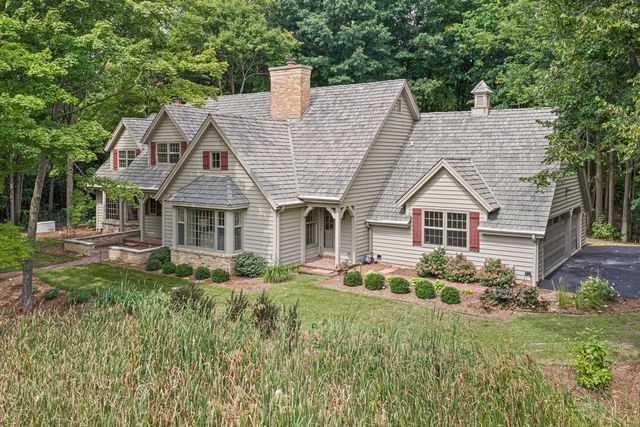 1520 W Manor LANE, River Hills, WI 53217