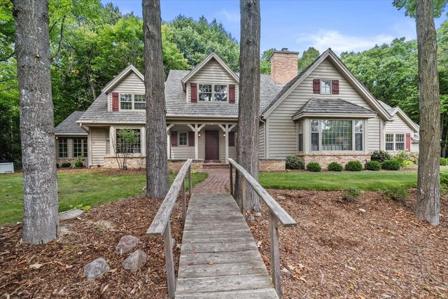 1520 W Manor LANE, River Hills, WI 53217