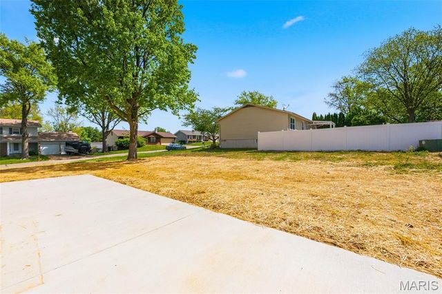832 Summerview Drive, St Charles, MO 63304