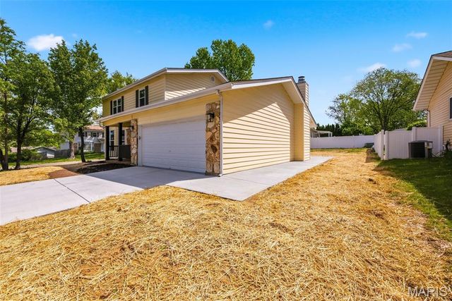 832 Summerview Drive, St Charles, MO 63304