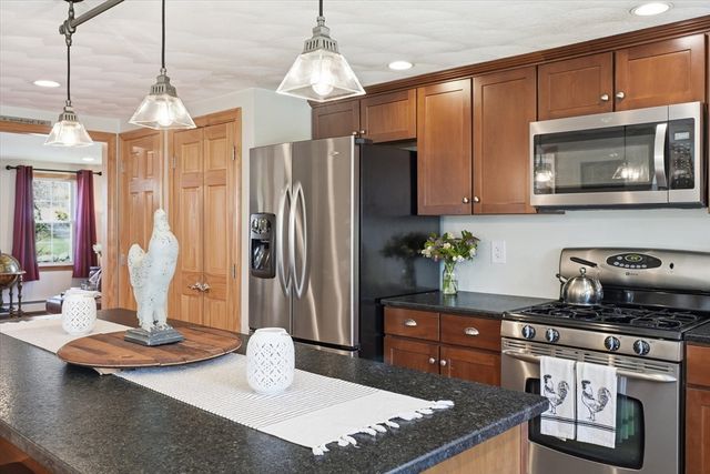 92 Central St, Georgetown, MA 01833