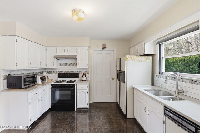 40 La Valencia Road, Old Bridge, NJ 08857