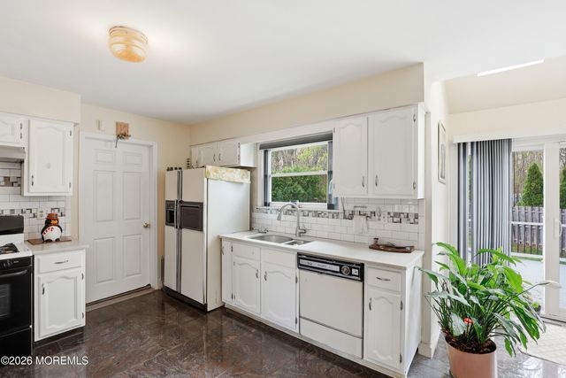 40 La Valencia Road, Old Bridge, NJ 08857