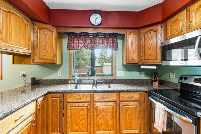 681 Cottonwood Court, West Fargo, ND 58078