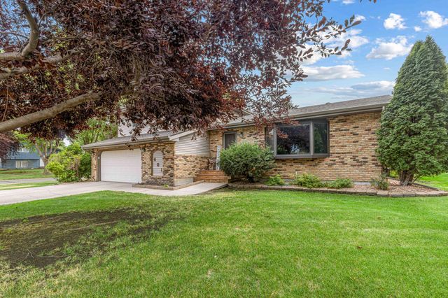 681 Cottonwood Court, West Fargo, ND 58078