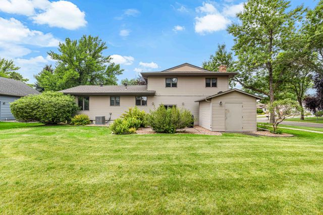 681 Cottonwood Court, West Fargo, ND 58078