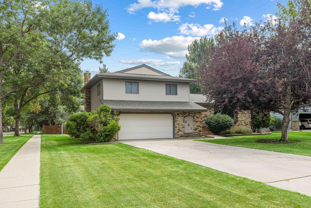 681 Cottonwood Court, West Fargo, ND 58078