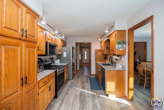 2831 SW Bingham RD, Topeka, KS 66614