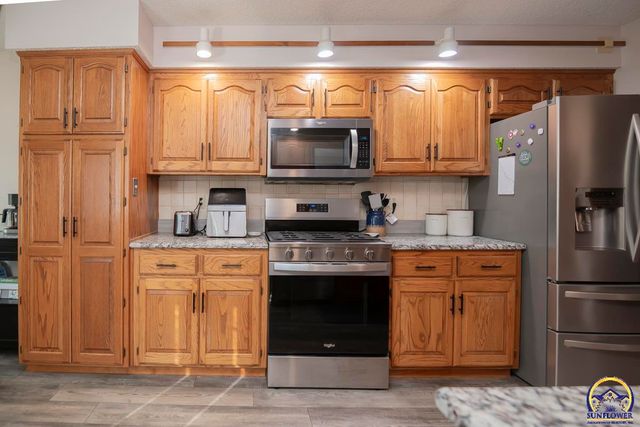 2831 SW Bingham RD, Topeka, KS 66614