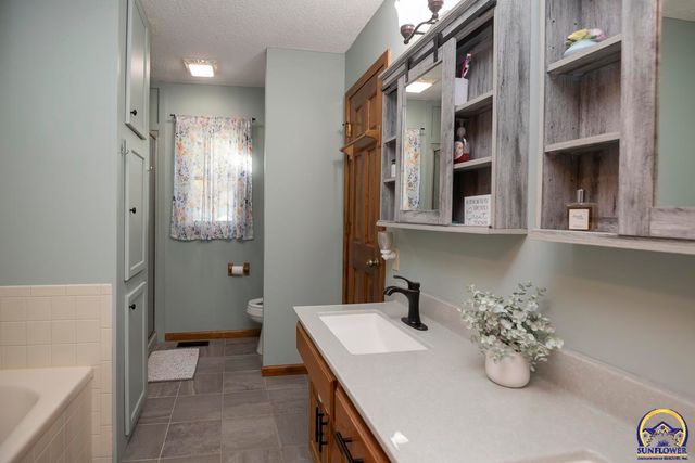 2831 SW Bingham RD, Topeka, KS 66614