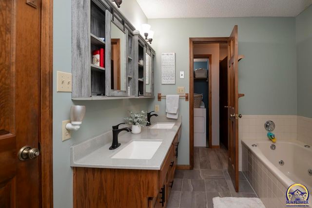 2831 SW Bingham RD, Topeka, KS 66614