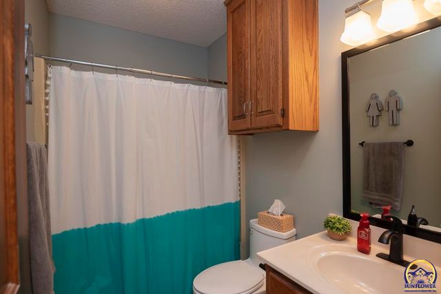 2831 SW Bingham RD, Topeka, KS 66614