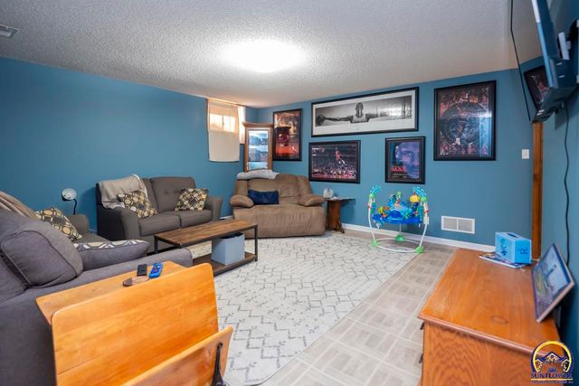 2831 SW Bingham RD, Topeka, KS 66614