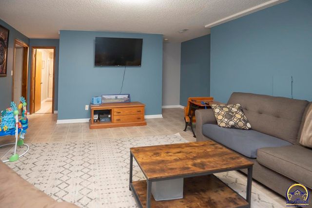 2831 SW Bingham RD, Topeka, KS 66614