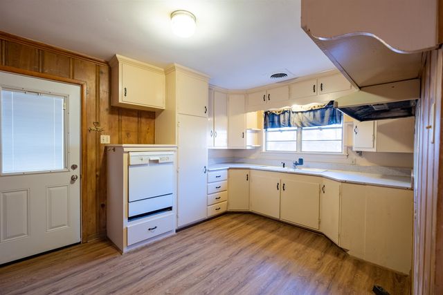 500 Avalon Drive, Gladewater, TX 75647