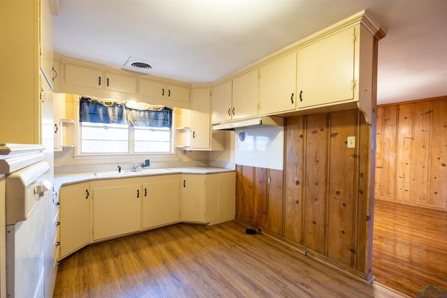 500 Avalon Drive, Gladewater, TX 75647