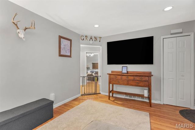 9866 Dennis Drive, St Louis, MO 63136