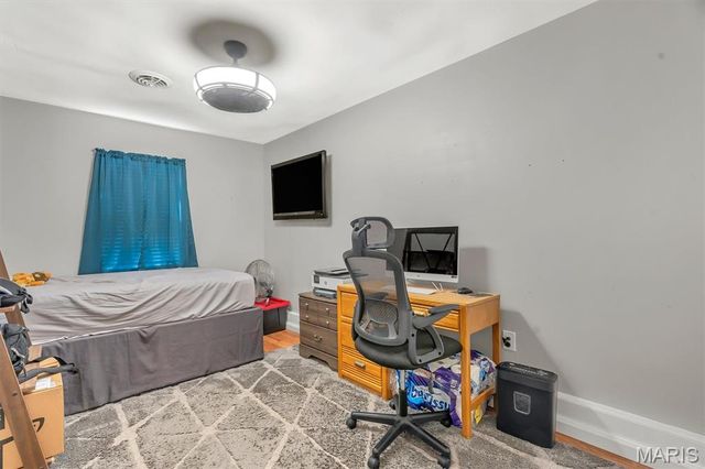 9866 Dennis Drive, St Louis, MO 63136