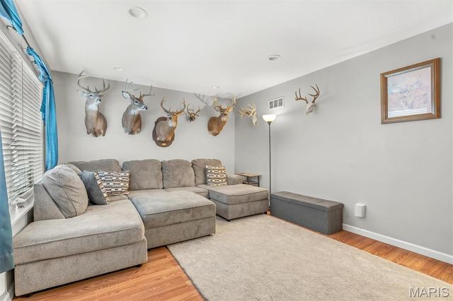 9866 Dennis Drive, St Louis, MO 63136