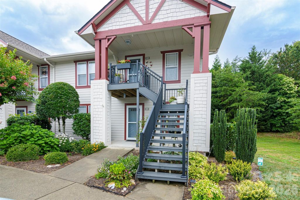 1405 Deermouse Way, Hendersonville, NC 28792