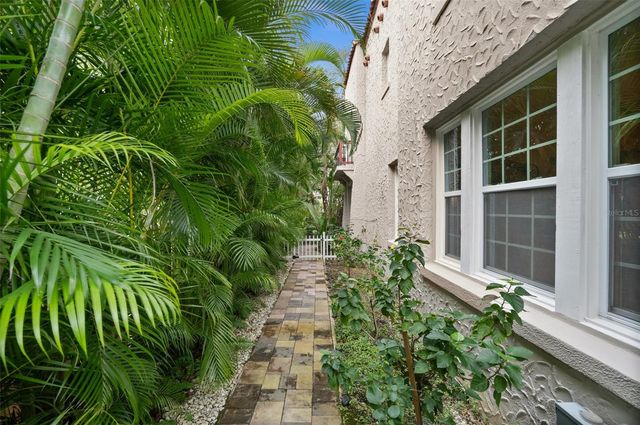 325 49TH STREET N, St Petersburg, FL 33710