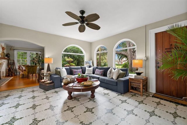 325 49TH STREET N, St Petersburg, FL 33710