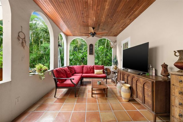 325 49TH STREET N, St Petersburg, FL 33710