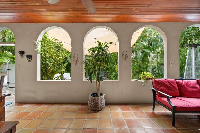 325 49TH STREET N, St Petersburg, FL 33710