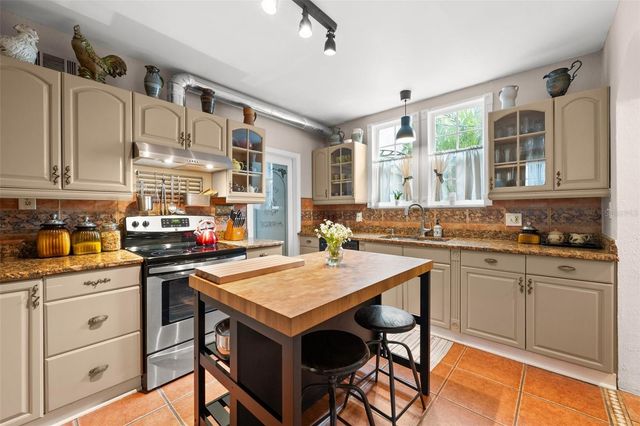 325 49TH STREET N, St Petersburg, FL 33710