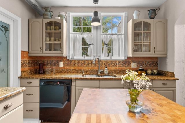 325 49TH STREET N, St Petersburg, FL 33710