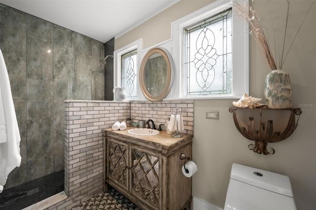 325 49TH STREET N, St Petersburg, FL 33710