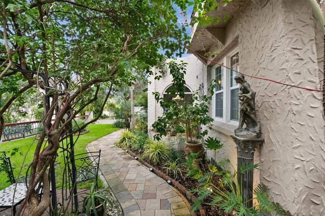 325 49TH STREET N, St Petersburg, FL 33710