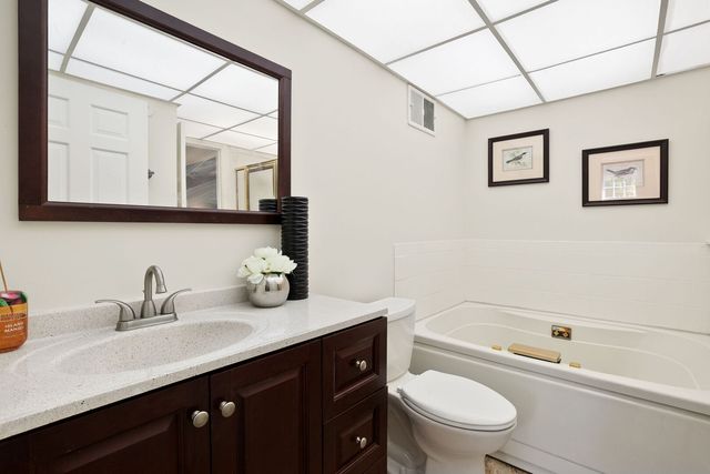 12 Robin Hood Lane 12, Northfield, IL 60093