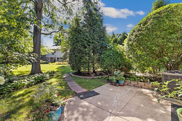 12 Robin Hood Lane 12, Northfield, IL 60093
