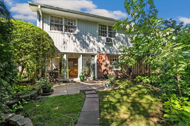 12 Robin Hood Lane 12, Northfield, IL 60093