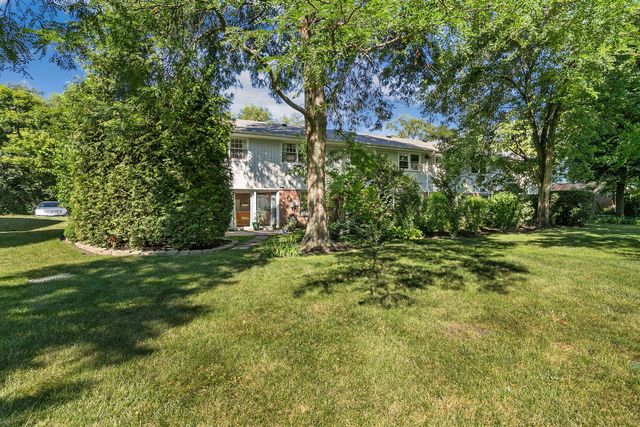 12 Robin Hood Lane 12, Northfield, IL 60093