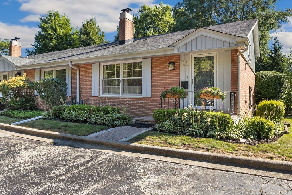 12 Robin Hood Lane 12, Northfield, IL 60093