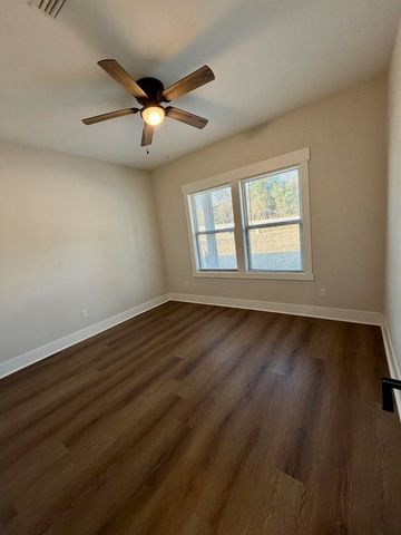 1642 East Smithville, Dothan, AL 36301