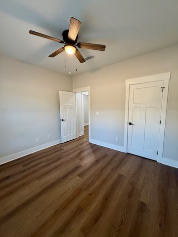 1642 East Smithville, Dothan, AL 36301