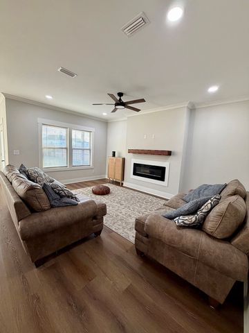 1642 East Smithville, Dothan, AL 36301