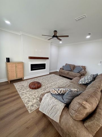 1642 East Smithville, Dothan, AL 36301