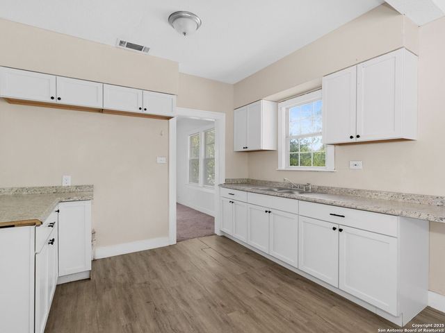 1013 Sacramento, San Antonio, TX 78201