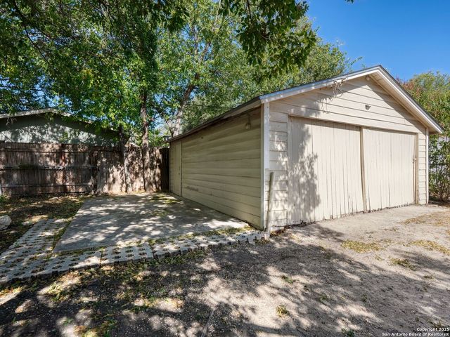 1013 Sacramento, San Antonio, TX 78201