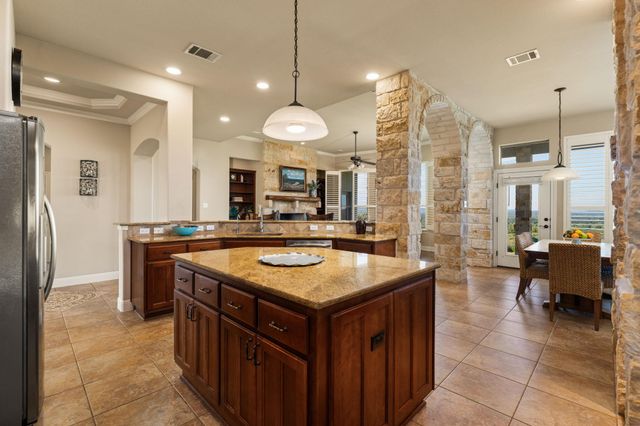 1130 Crownover LN, Round Mountain, TX 78663