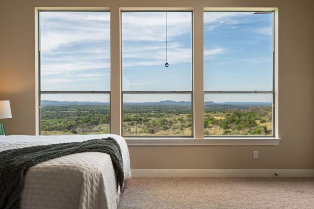 1130 Crownover LN, Round Mountain, TX 78663