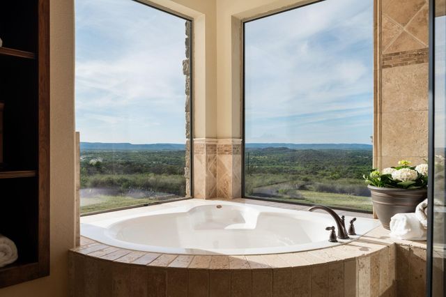 1130 Crownover LN, Round Mountain, TX 78663
