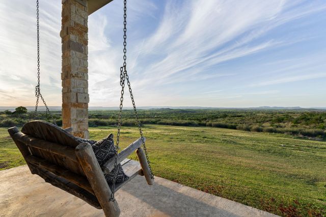 1130 Crownover LN, Round Mountain, TX 78663