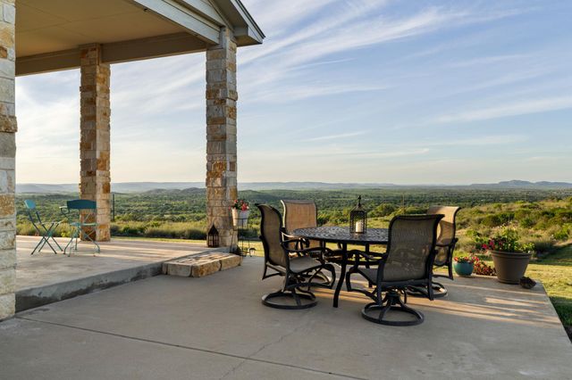 1130 Crownover LN, Round Mountain, TX 78663
